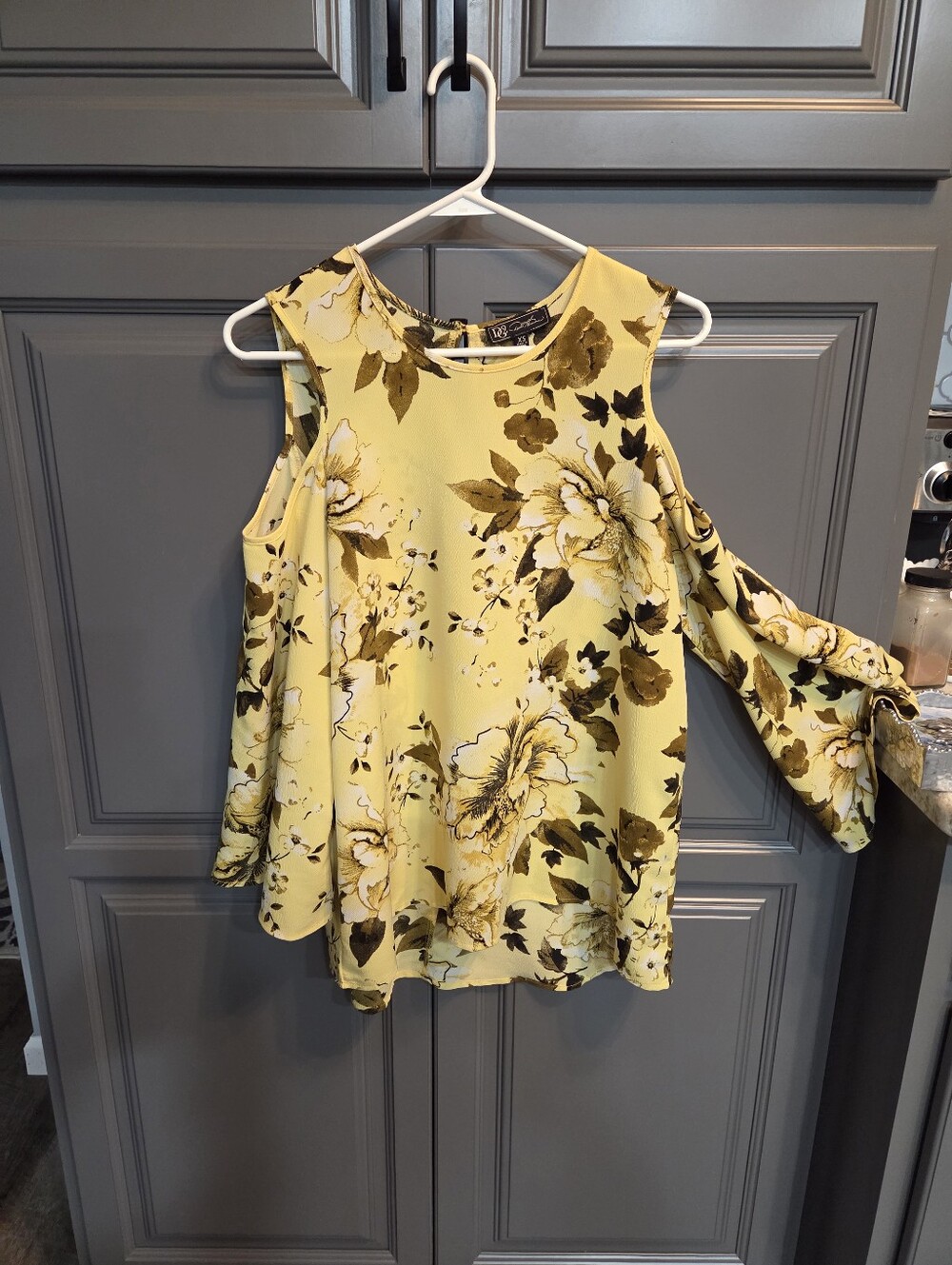 DG2  Womens Top  XS RUNS BIG
